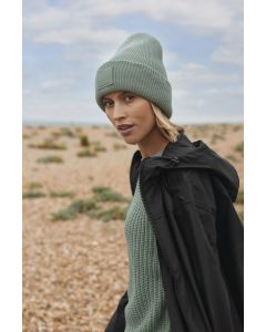 Muts met brede revers en toon-op-toon patch